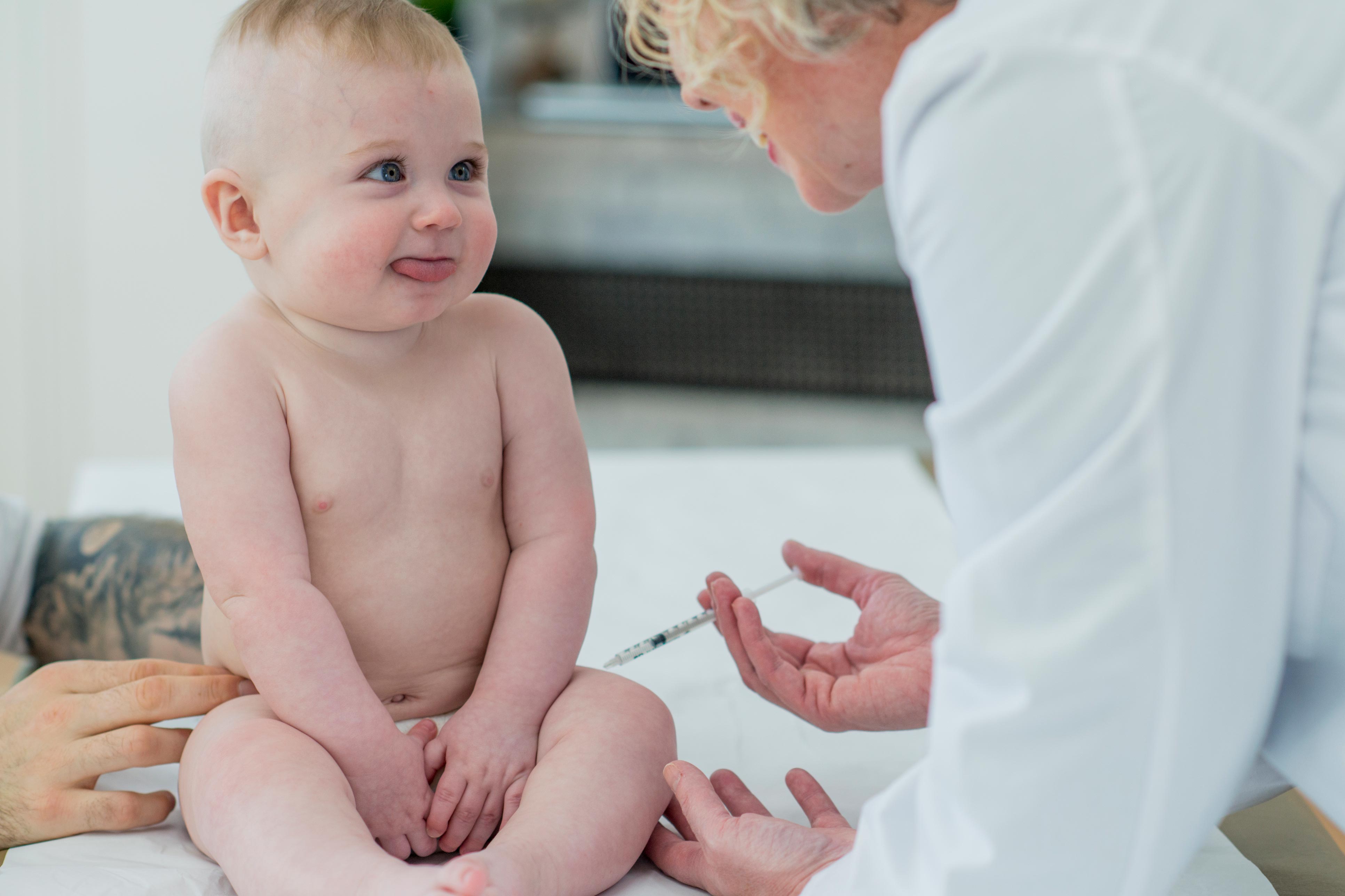 Половые органы новорожденного мальчика. АКДС коклюш. Вакцинация детей. Вакцинопрофилактика у детей 1 года. Коклюш вакцинация у детей.